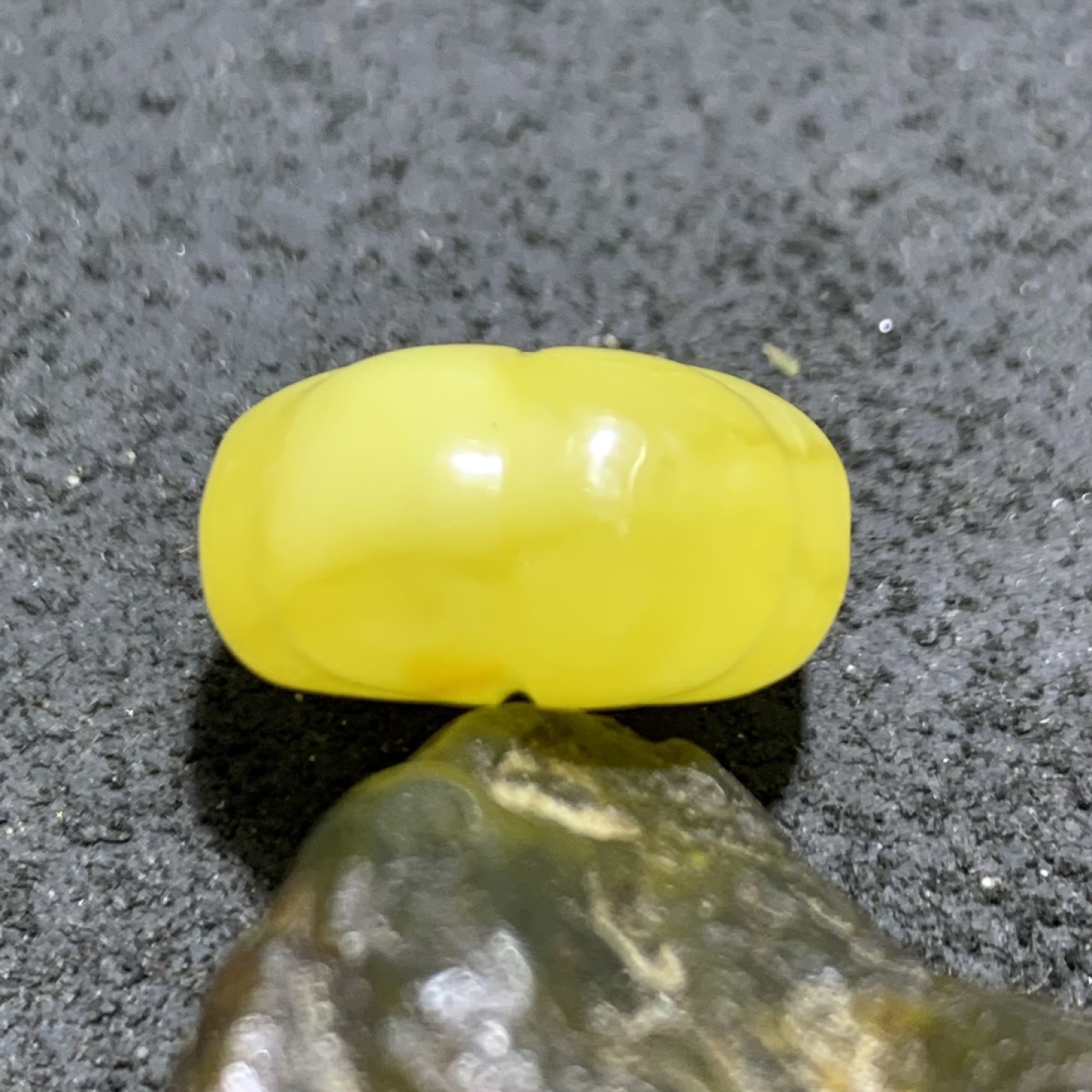 天然乌克兰原矿蜜蜡瓜珠一颗！