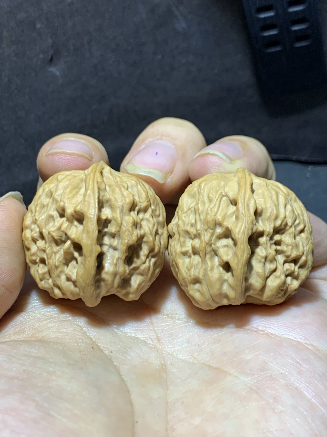 精美小众桃油野狼狮子头昌闷手捻文玩核桃一对