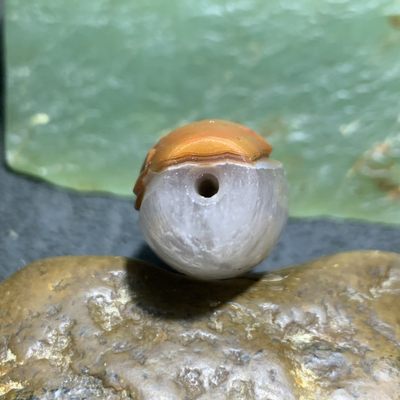 精美战国红玛瑙亚光俏色巧雕竹桶珠一颗！ 精美战国红玛瑙亚光俏色巧雕竹桶珠一颗！