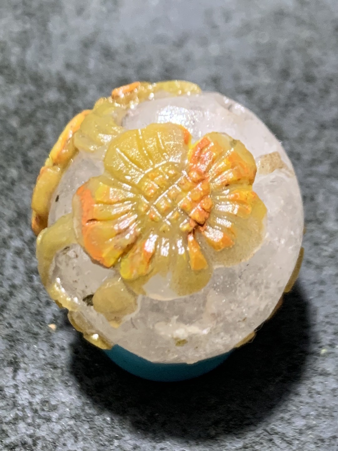 精美冰飘亚光战国红玛瑙手工俏色巧雕梅花随形圆珠一个，