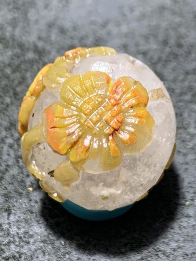 精美冰飘亚光战国红玛瑙手工俏色巧雕梅花随形圆珠一个， 精美冰飘亚光战国红玛瑙手工俏色巧雕梅花随形圆珠一个，