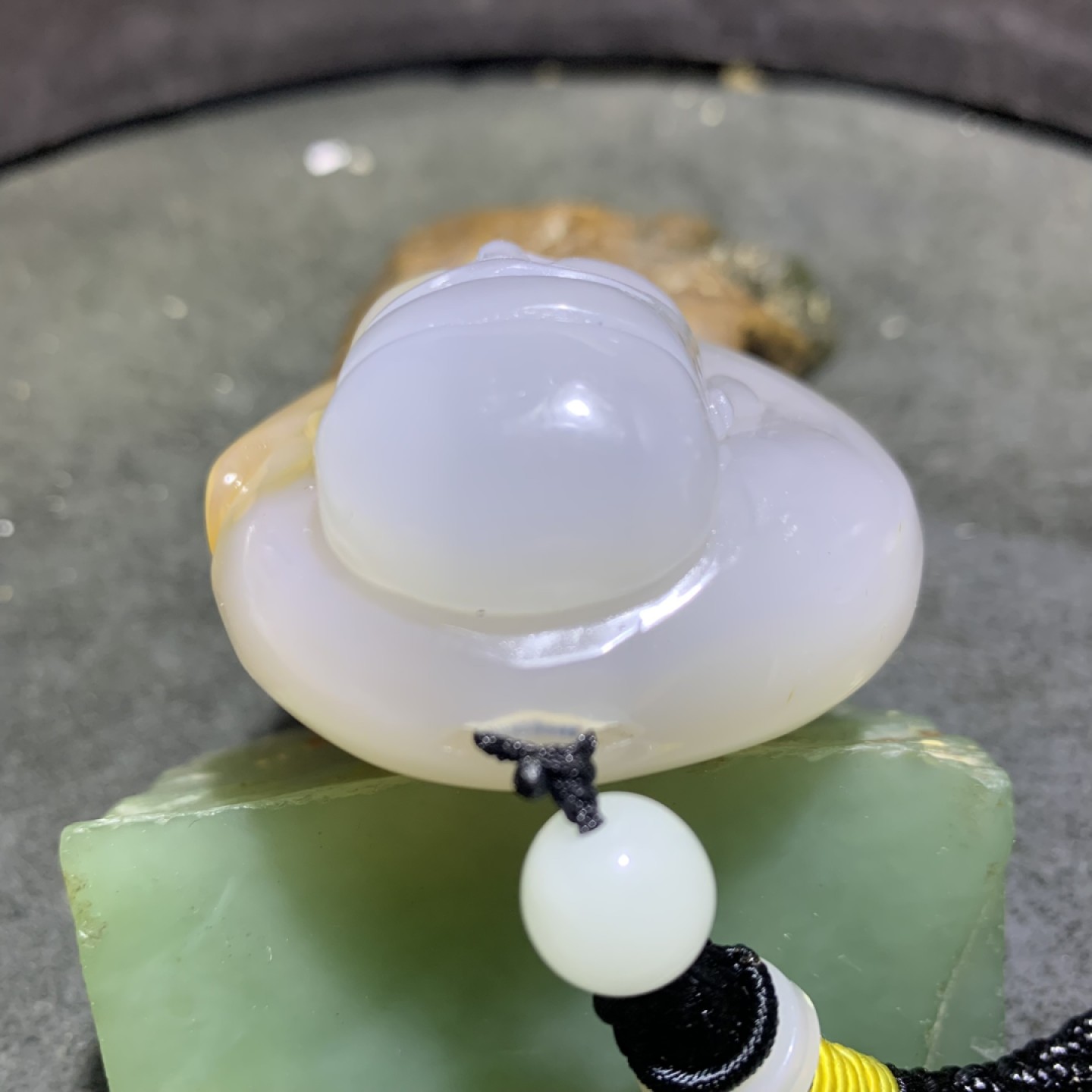 精美天然马达加斯加玛瑙雕刻财神把件一个，
