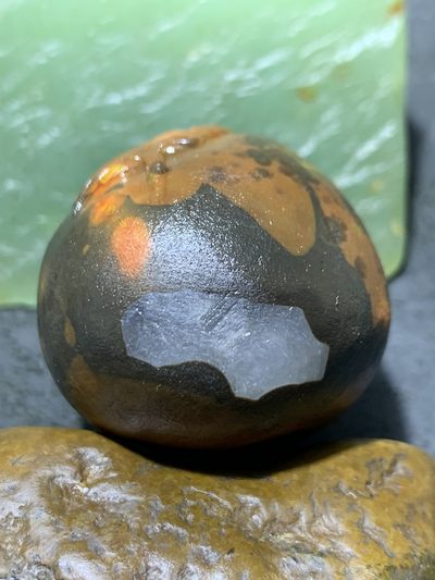 精美冰飘战国红玛瑙手工俏色巧雕蝶恋花把件一个， 精美冰飘战国红玛瑙手工俏色巧雕蝶恋花把件一个，