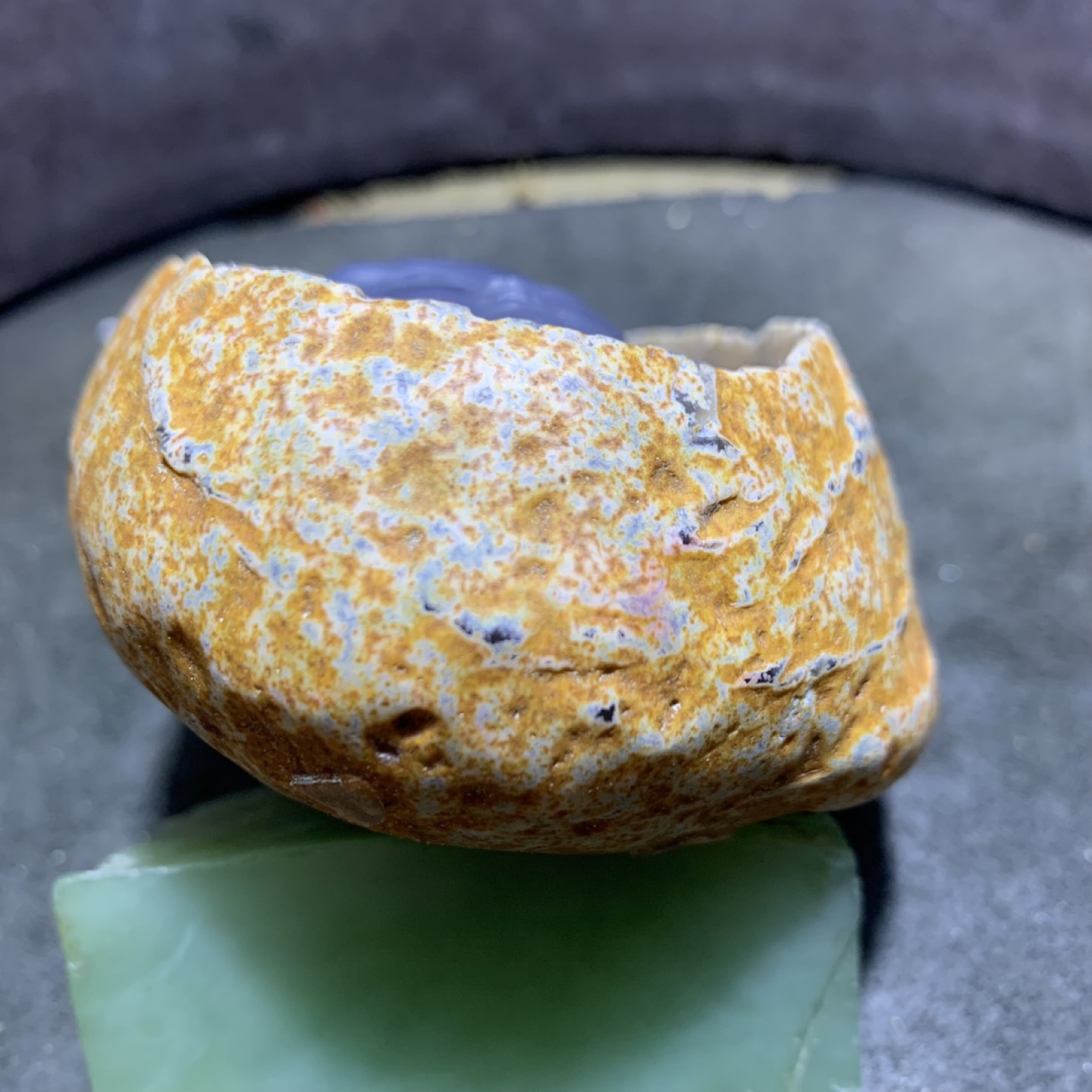 精美天然原皮玛瑙原石雕刻观音菩萨摆件，把件一个，