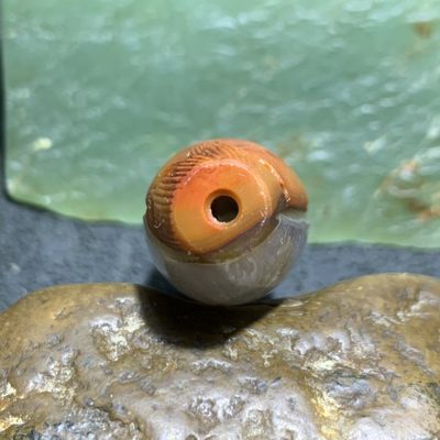 精美战国红玛瑙亚光俏色巧雕竹桶珠一颗！ 精美战国红玛瑙亚光俏色巧雕竹桶珠一颗！