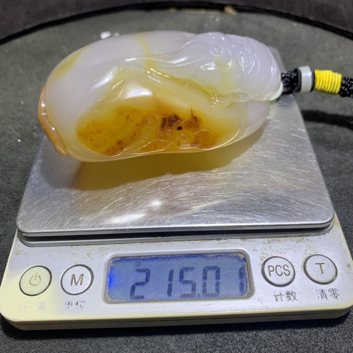 精美天然马达加斯加玛瑙雕刻财神把件一个，