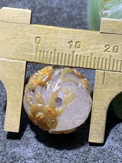 精美冰飘亚光战国红玛瑙手工俏色巧雕梅花随形圆珠一个， 精美冰飘亚光战国红玛瑙手工俏色巧雕梅花随形圆珠一个，