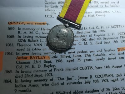 精品世界钱币勋章拍卖第2期 - 1900年英国庚子奖章，花体标铭Lieutenant. W.A.Bayley. 27th Baluchistan. Lt. Infy.，授予第 27 俾路支轻步兵团的中尉贝利。1898 年 1 月 22 日，他以少尉的身份从皇家军事学院加入印度陆军，并于 1900 年 4 月 22 日晋升为中尉。贝利中尉于 1903 年 9 月 23 日在查曼逝世，享年 25 岁，葬于奎达新公墓。