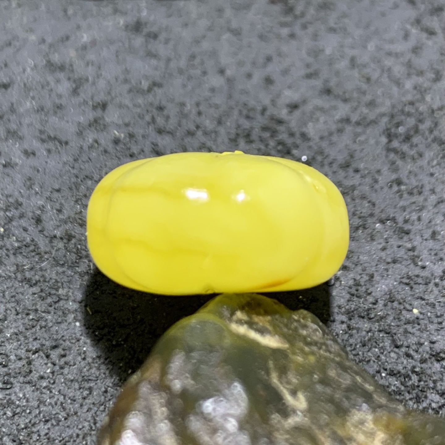 天然乌克兰原矿蜜蜡瓜珠一颗！