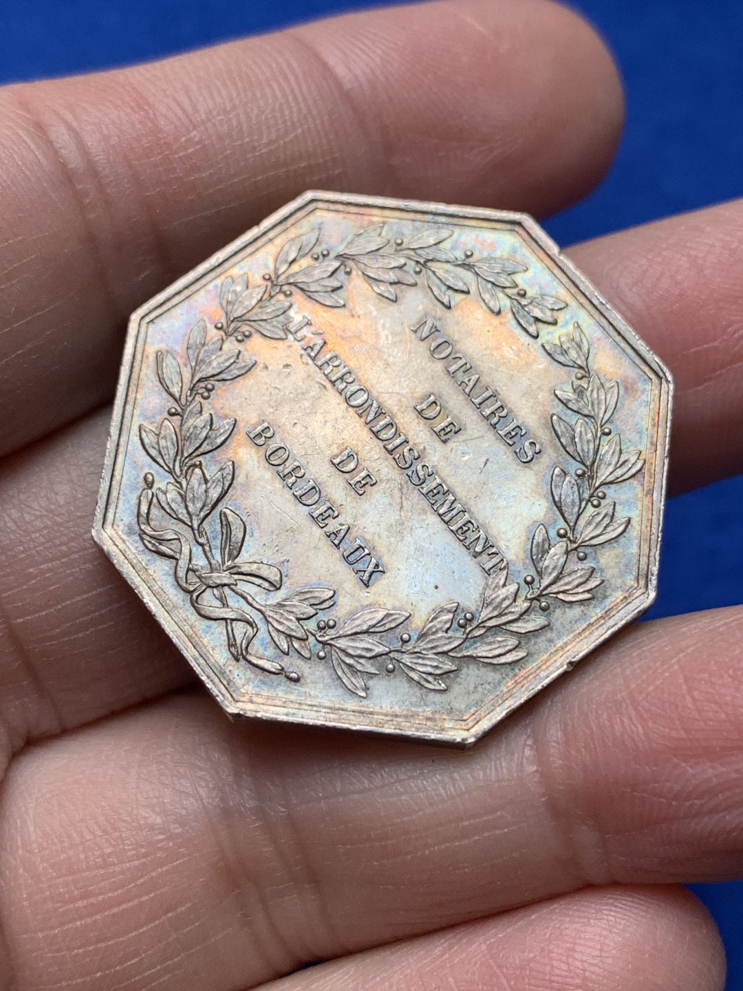 《竞宝斋》第148场-周日，周一 2场 (全场包邮) 法国1880-1898  公证人 八角银质代币 JETON 蓝绿彩包浆 33.5mm 17.4克 丰饶角+银标