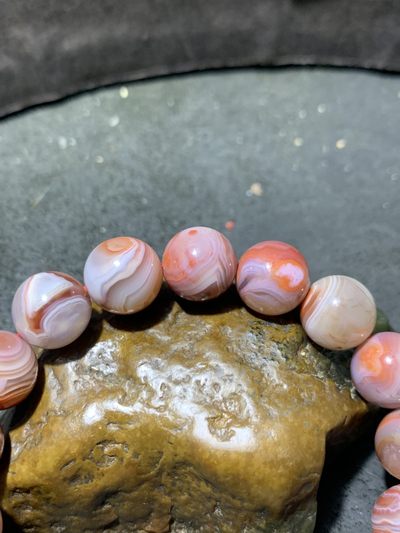 川料南红玛瑙缠丝纹单圈手串一条， 川料南红玛瑙缠丝纹单圈手串一条，