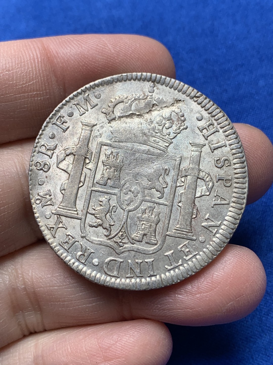 《竞宝斋》第148场-周日，周一 2场 (全场包邮) 墨西哥 1795年 卡洛斯四世 8R 双柱大银币 双面深打 脖子上有条项链痕迹 从背面痕迹来看 非人为 具体见图