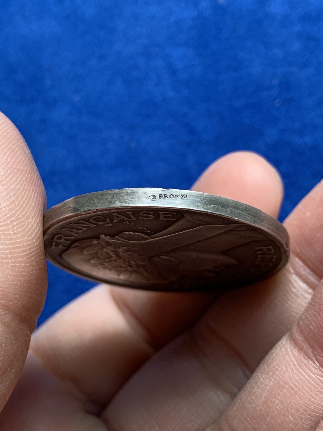 《竞宝斋》第148场-周日，周一 2场 (全场包邮) 法国 玛丽安娜 教育部艺术铜镀银章（原盒）   直径：36mm  重量：23.1g  边铭：丰饶角+铜标 蓝方盒