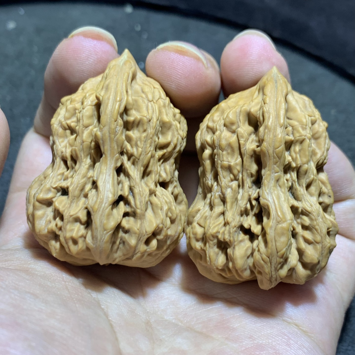 仅此一对，精美麦穗虎头异形葫芦文玩麻核桃一对！