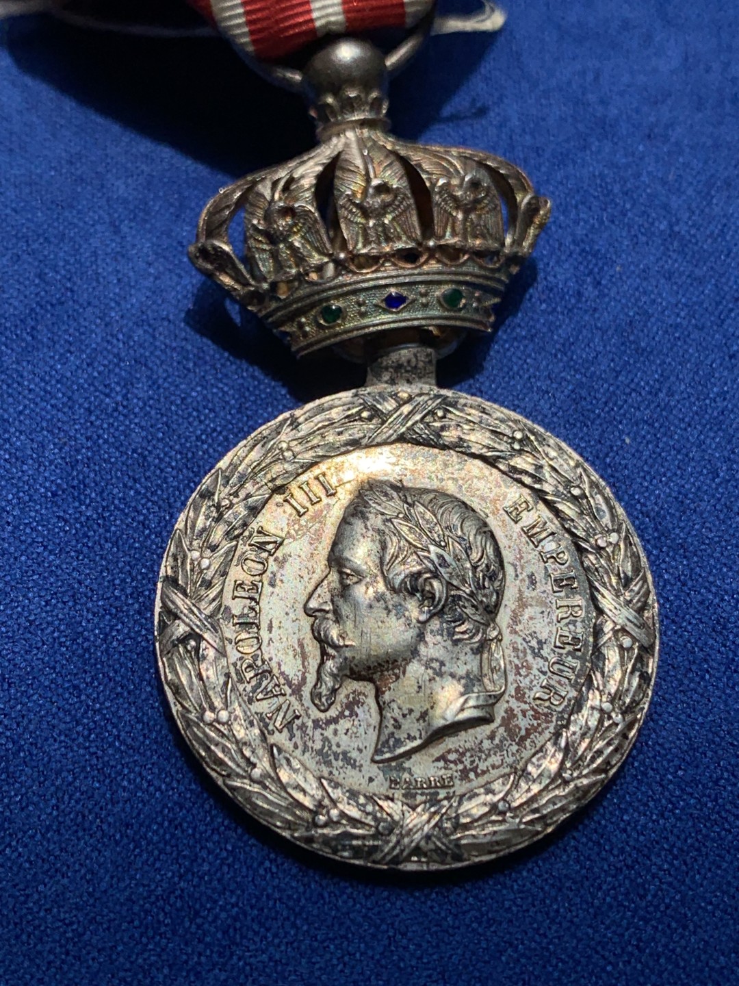 《竞宝斋》第148场-周日，周一 2场 (全场包邮) 法国1859年远征意大利奖章 十分稀少的皇冠版上挂， 国内仅见。皇冠上镶嵌的宝石还是完好无损的， 国际拍卖价格已超两千