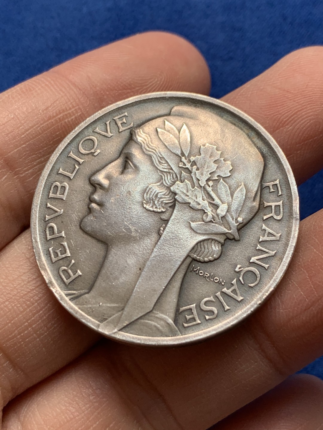 《竞宝斋》第148场-周日，周一 2场 (全场包邮) 法国 玛丽安娜 教育部艺术铜镀银章（原盒）   直径：36mm  重量：23.1g  边铭：丰饶角+铜标 蓝方盒