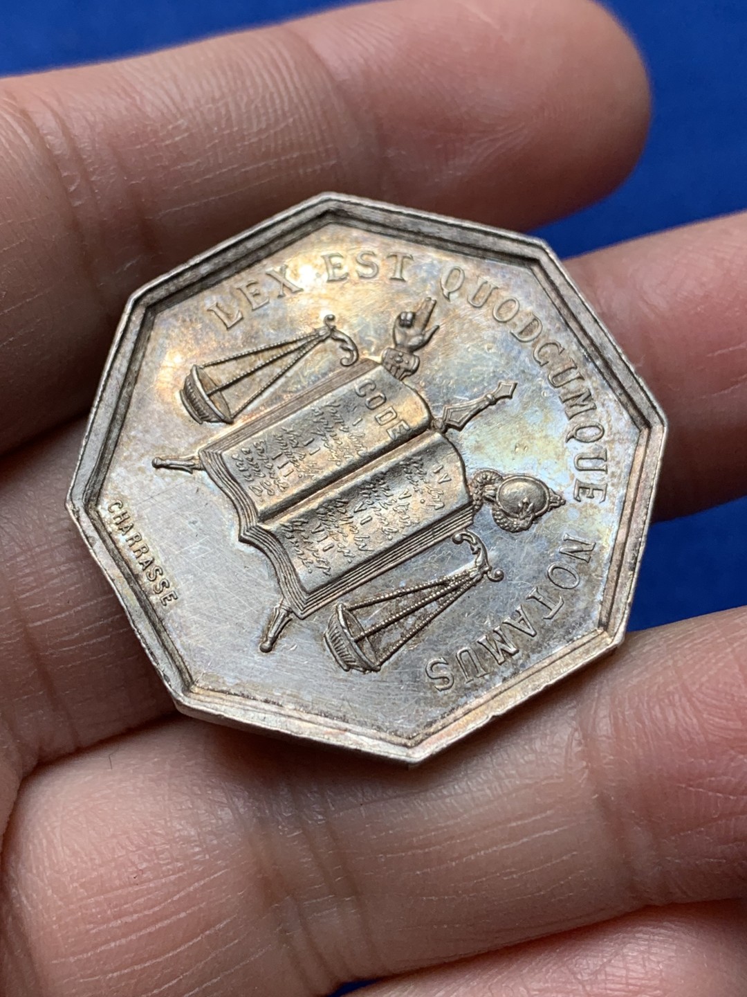 《竞宝斋》第148场-周日，周一 2场 (全场包邮) 法国 里昂市公证人 八角银质代币 jeton 17.2g 野猪头边铭 少见