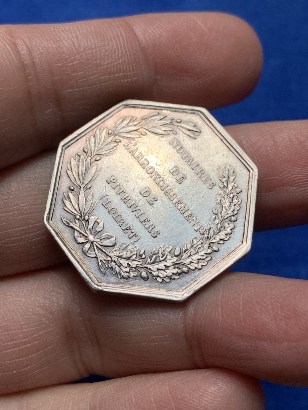 《竞宝斋》第148场-周日，周一 2场 (全场包邮) 法国 1860-1879 皮蒂维埃地区公证人 银质八角代币 16.24g，31mm，蜜蜂边铭，正面是代表公正的天平，和审慎之神标志的蛇镜之上的法律表。背面由月桂枝和橡树枝围绕而成