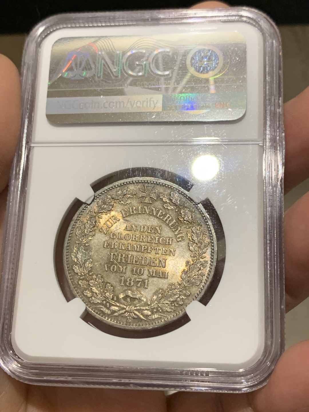 《竞宝斋》第148场-周日，周一 2场 (全场包邮) 高分收藏级！NGC-MS65 德国 1871年 不来梅 胜利泰勒银币 均匀暗金底色 外围蓝色环彩 GEM底光