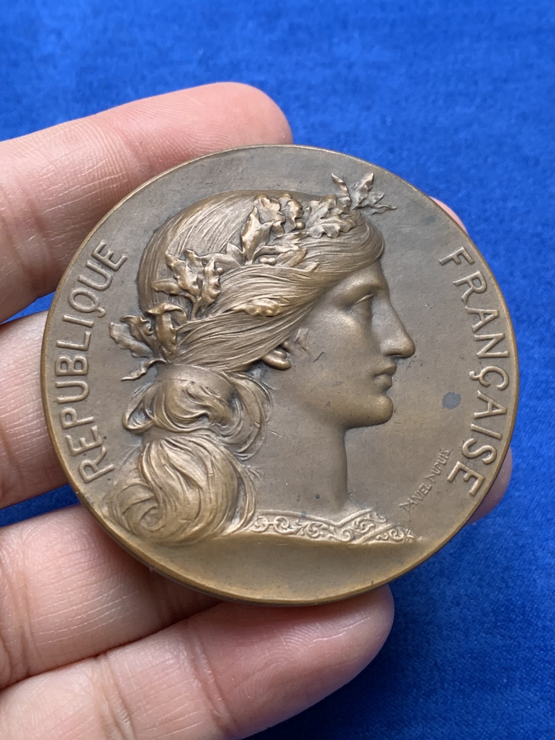 《竞宝斋》第148场-周日，周一 2场 (全场包邮) 法国 玛丽安娜 花环艺术 大铜章（原盒）直径：57mm  重量：89.8g  边铭：丰饶角+铜标 蓝圆盒