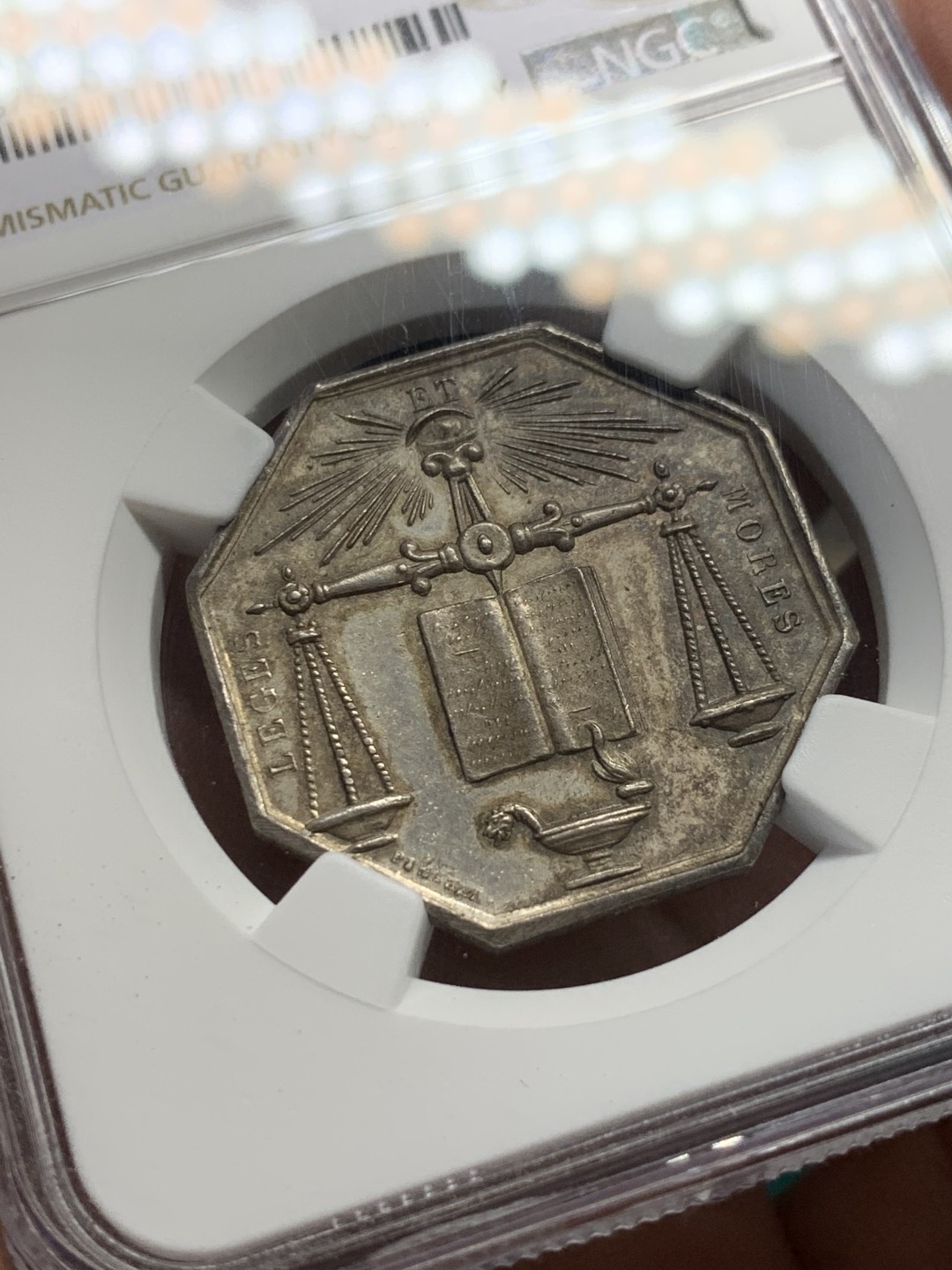 《竞宝斋》第148场-周日，周一 2场 (全场包邮) NGC-MS63 法国十九世纪 天平八角 JETON 银质 五彩包浆