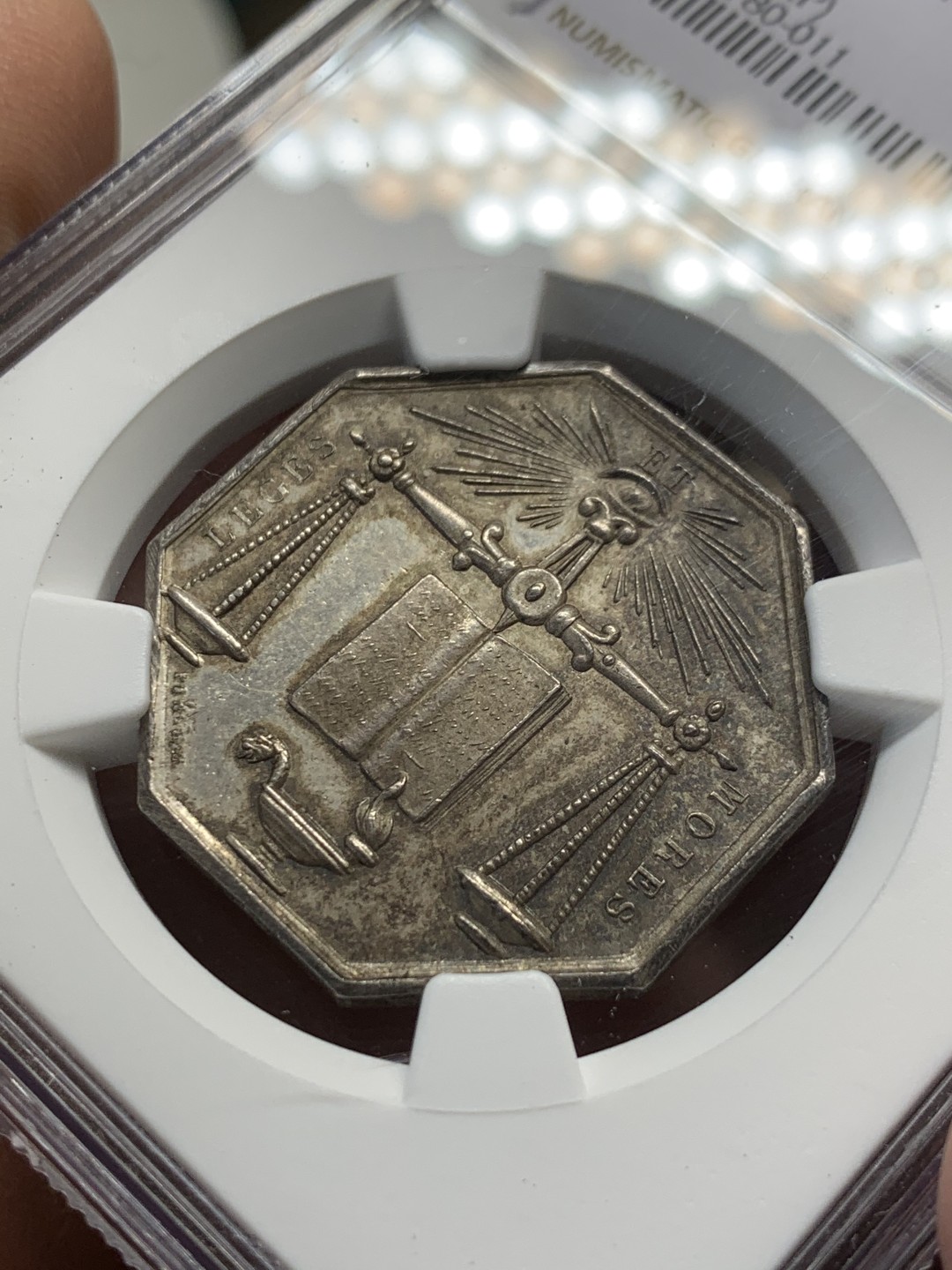 《竞宝斋》第148场-周日，周一 2场 (全场包邮) NGC-MS63 法国十九世纪 天平八角 JETON 银质 五彩包浆