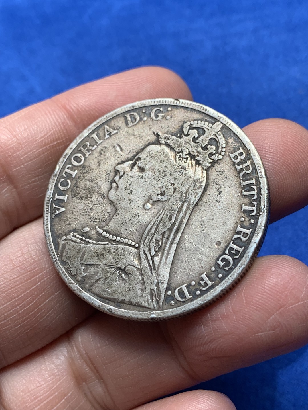 《竞宝斋》第148场-周日，周一 2场 (全场包邮) 英国 1889年维多利亚高冠马剑克朗银币 流通品相老包浆 细节见图