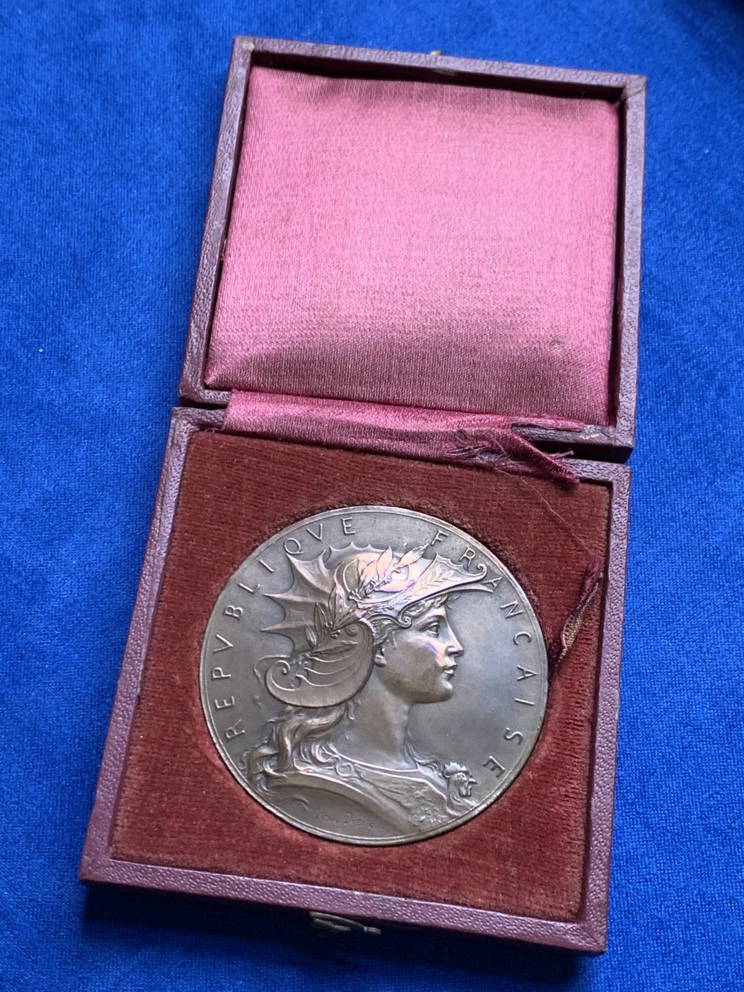 《竞宝斋》第148场-周日，周一 2场 (全场包邮) 法国 玛丽安娜 海马头盔射击铜章（原盒） 直径：50mm  重量：54.4g  边铭：丰饶角+铜标 红方盒