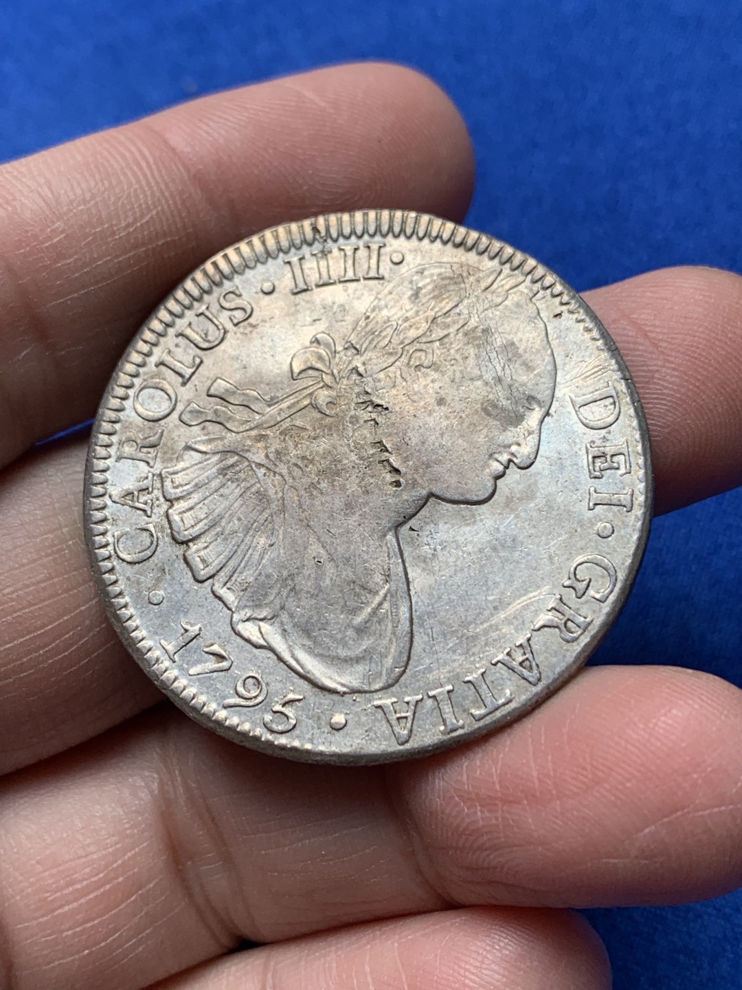 《竞宝斋》第148场-周日，周一 2场 (全场包邮) 墨西哥 1795年 卡洛斯四世 8R 双柱大银币 双面深打 脖子上有条项链痕迹 从背面痕迹来看 非人为 具体见图