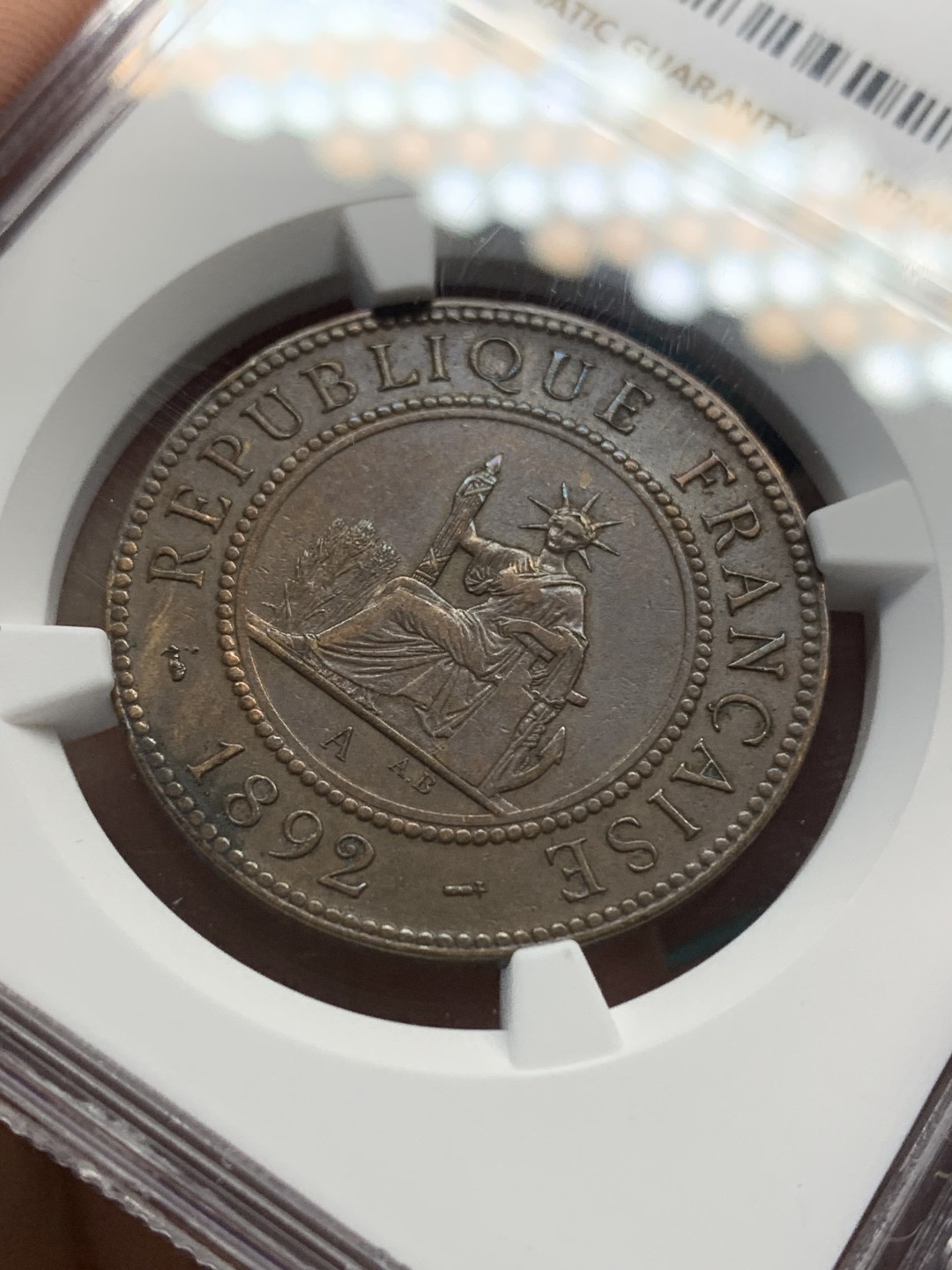 《竞宝斋》第148场-周日，周一 2场 (全场包邮) NGC AU55 法属印支 1892 百分之一 铜币 坐人脸部可见 不错