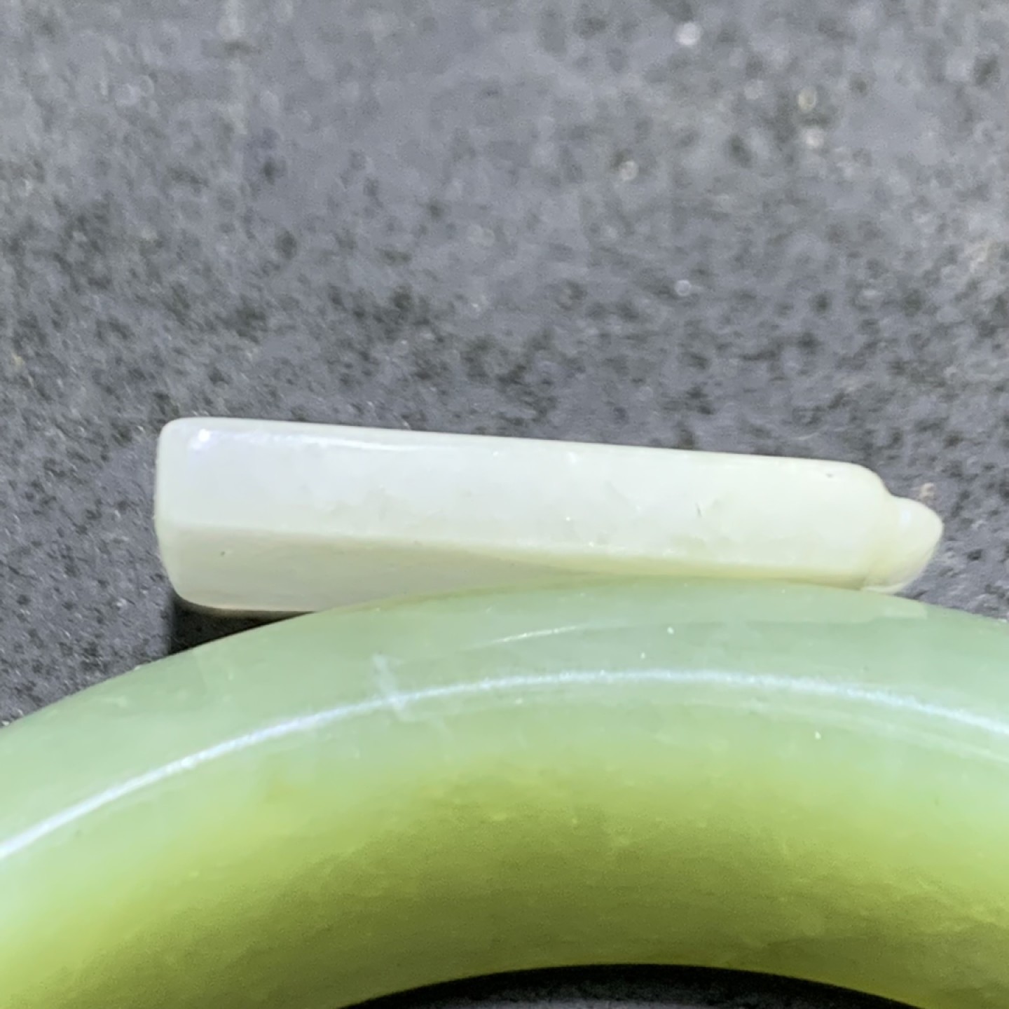 天然A货翡翠吊坠一个，