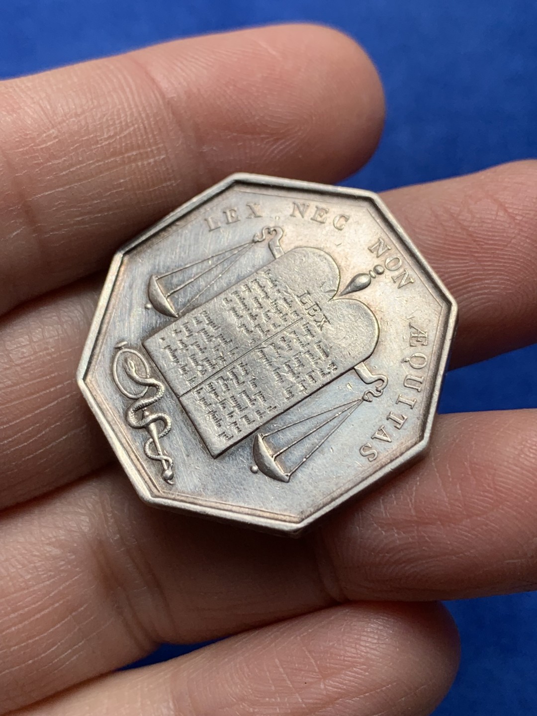 《竞宝斋》第148场-周日，周一 2场 (全场包邮) 法国 1860-1879 皮蒂维埃地区公证人 银质八角代币 16.24g，31mm，蜜蜂边铭，正面是代表公正的天平，和审慎之神标志的蛇镜之上的法律表。背面由月桂枝和橡树枝围绕而成