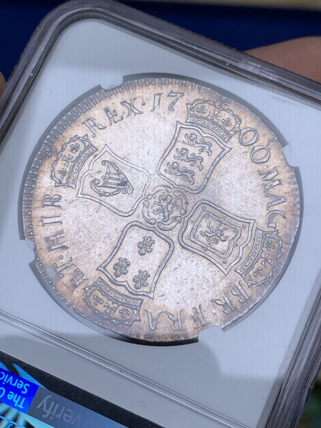 《竞宝斋》第148场-周日，周一 2场 (全场包邮) NGC-MS63 英国 1700年威廉三世一克朗银币 双面转光 英系毕业级收藏 细节见图