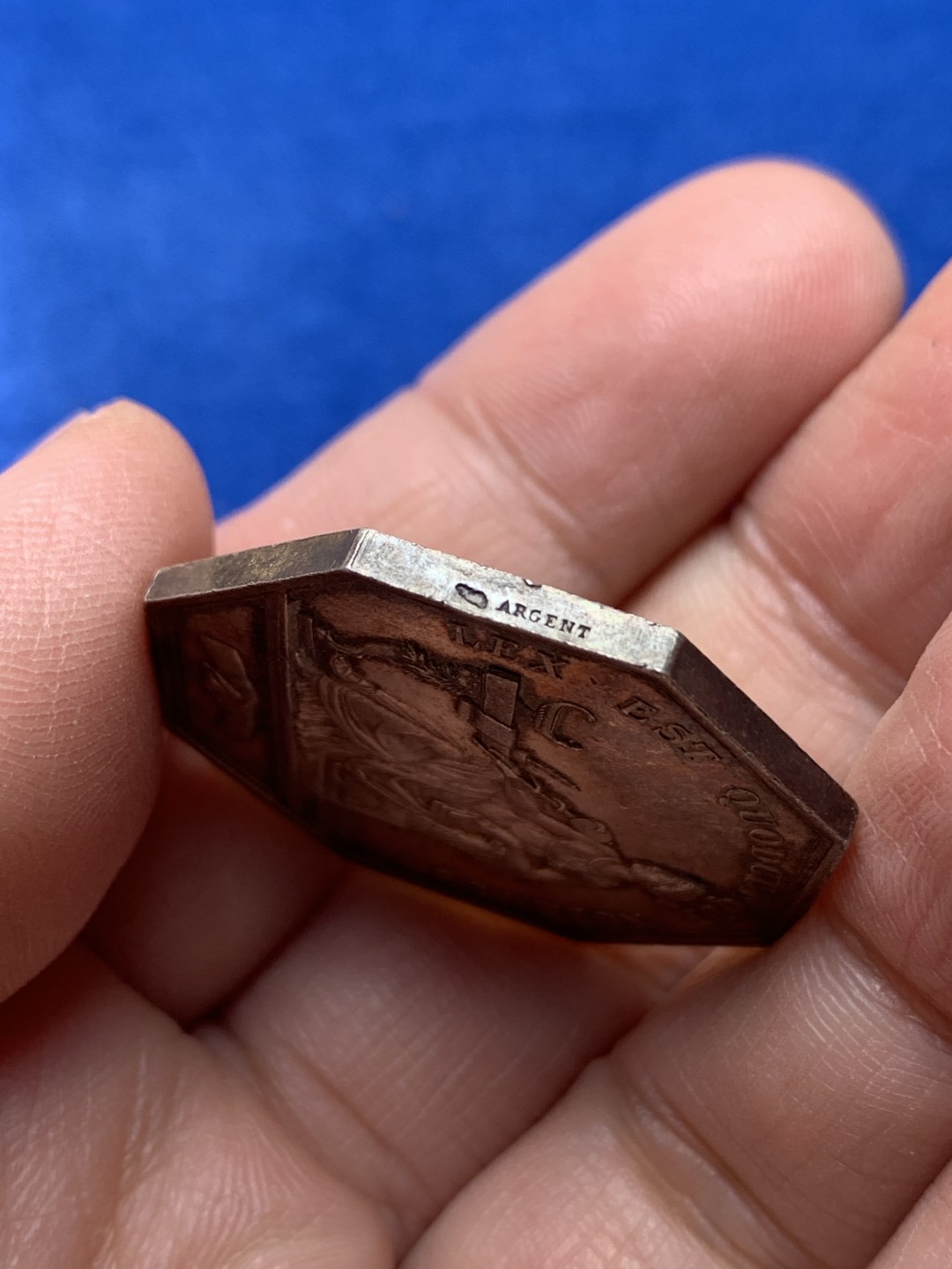 《竞宝斋》第148场-周日，周一 2场 (全场包邮) 法国1880-1898  公证人 八角银质代币 JETON 蓝绿彩包浆 33.5mm 17.4克 丰饶角+银标