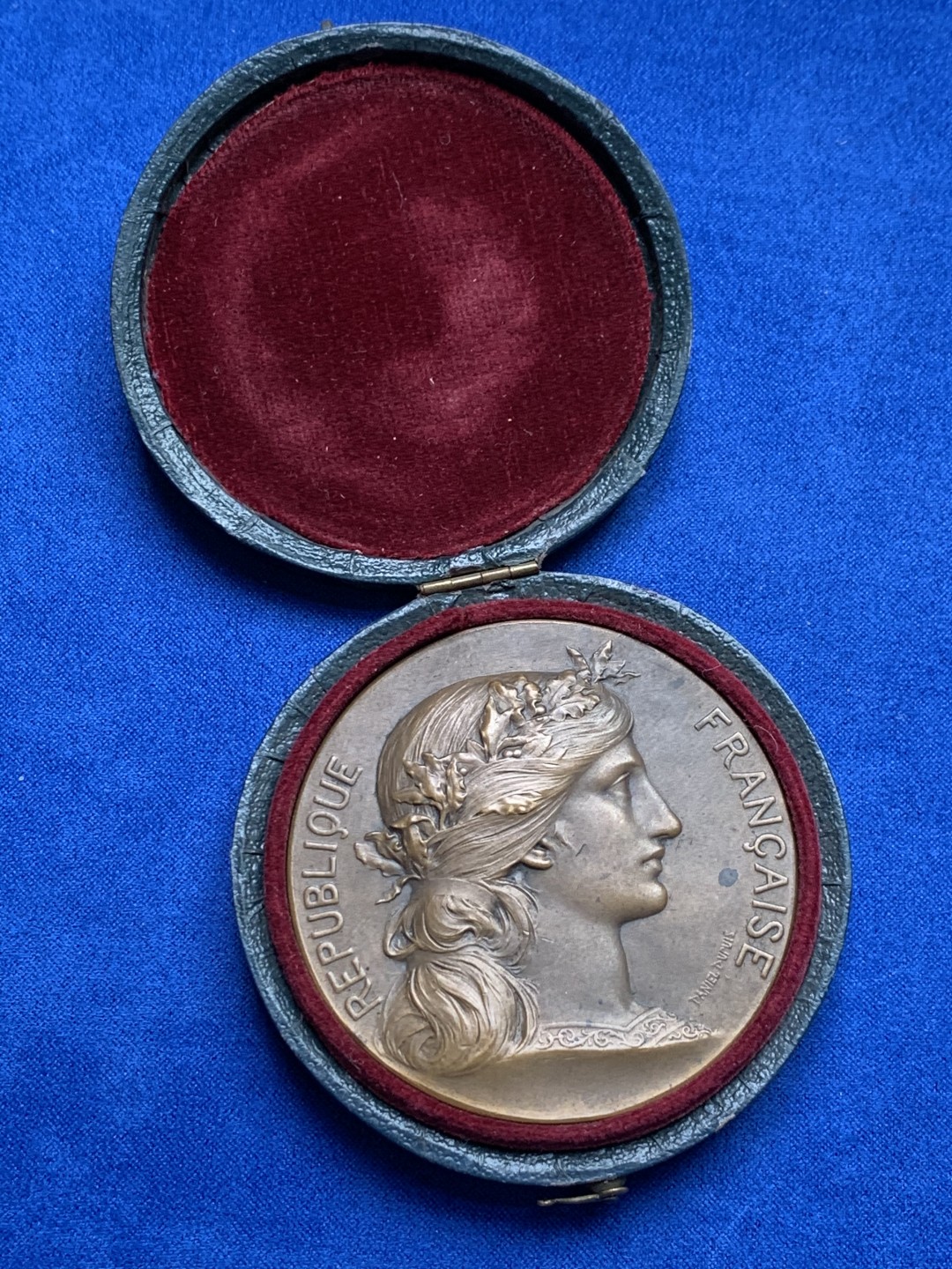 《竞宝斋》第148场-周日，周一 2场 (全场包邮) 法国 玛丽安娜 花环艺术 大铜章（原盒）直径：57mm  重量：89.8g  边铭：丰饶角+铜标 蓝圆盒