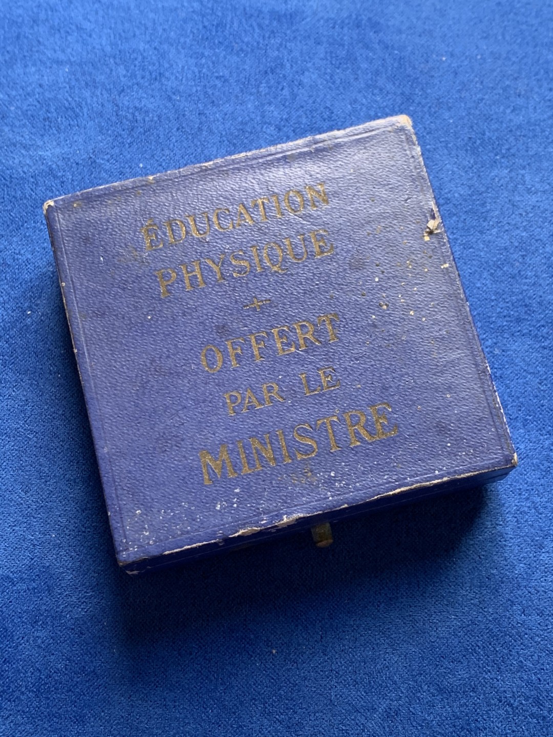 《竞宝斋》第148场-周日，周一 2场 (全场包邮) 法国 玛丽安娜 教育部艺术铜镀银章（原盒）   直径：36mm  重量：23.1g  边铭：丰饶角+铜标 蓝方盒