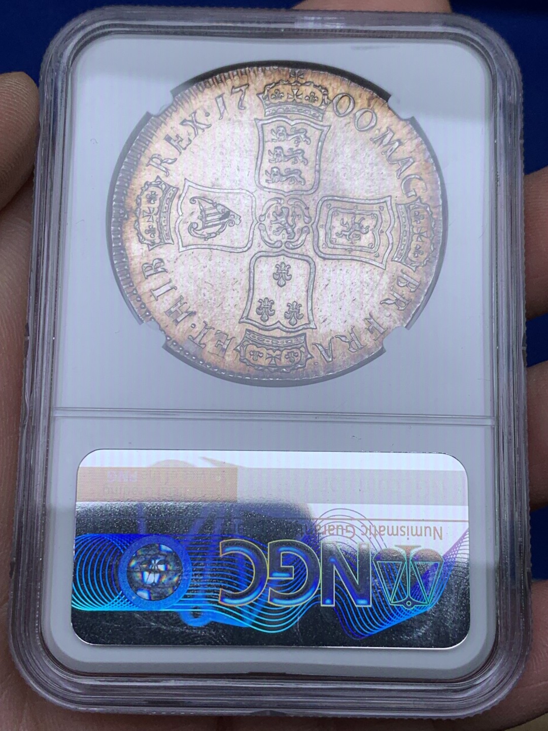 《竞宝斋》第148场-周日，周一 2场 (全场包邮) NGC-MS63 英国 1700年威廉三世一克朗银币 双面转光 英系毕业级收藏 细节见图