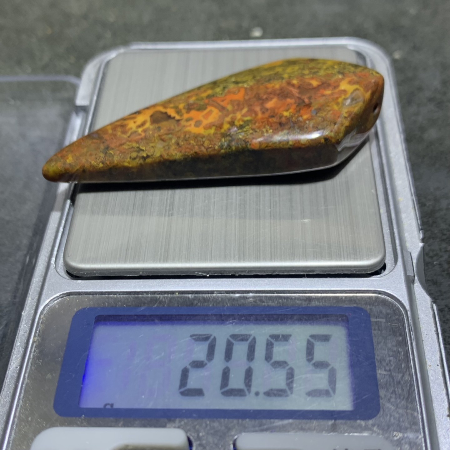 战国红玛瑙草花纹牙型吊坠一个，