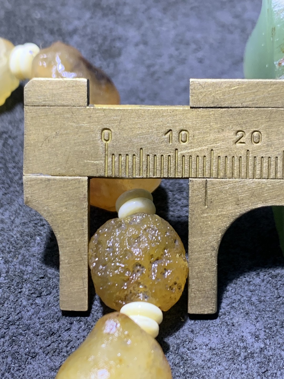 精美阿拉善彩珠玛瑙原石手串一条