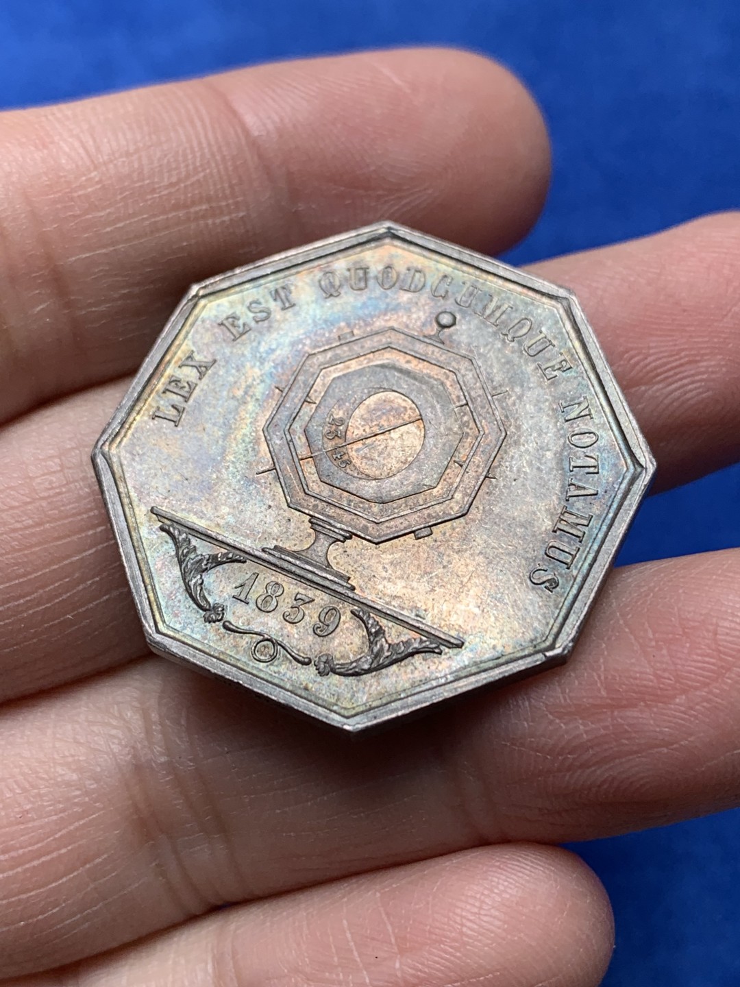 《竞宝斋》第148场-周日，周一 2场 (全场包邮) 法国 1839 里昂公证人 银质八角代币 14.39g，32.6mm，手指边铭银标 正面紫彩包浆，细节丰富