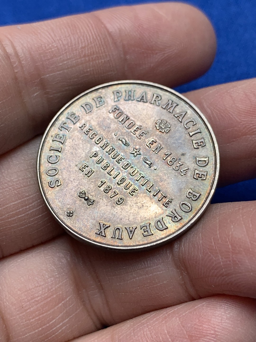 《竞宝斋》第148场-周日，周一 2场 (全场包邮) 法国 1879  波尔多制药公司 圆形银质代币 jeton 细节丰富 丰饶角边铭银标 30.1mm 13.7克