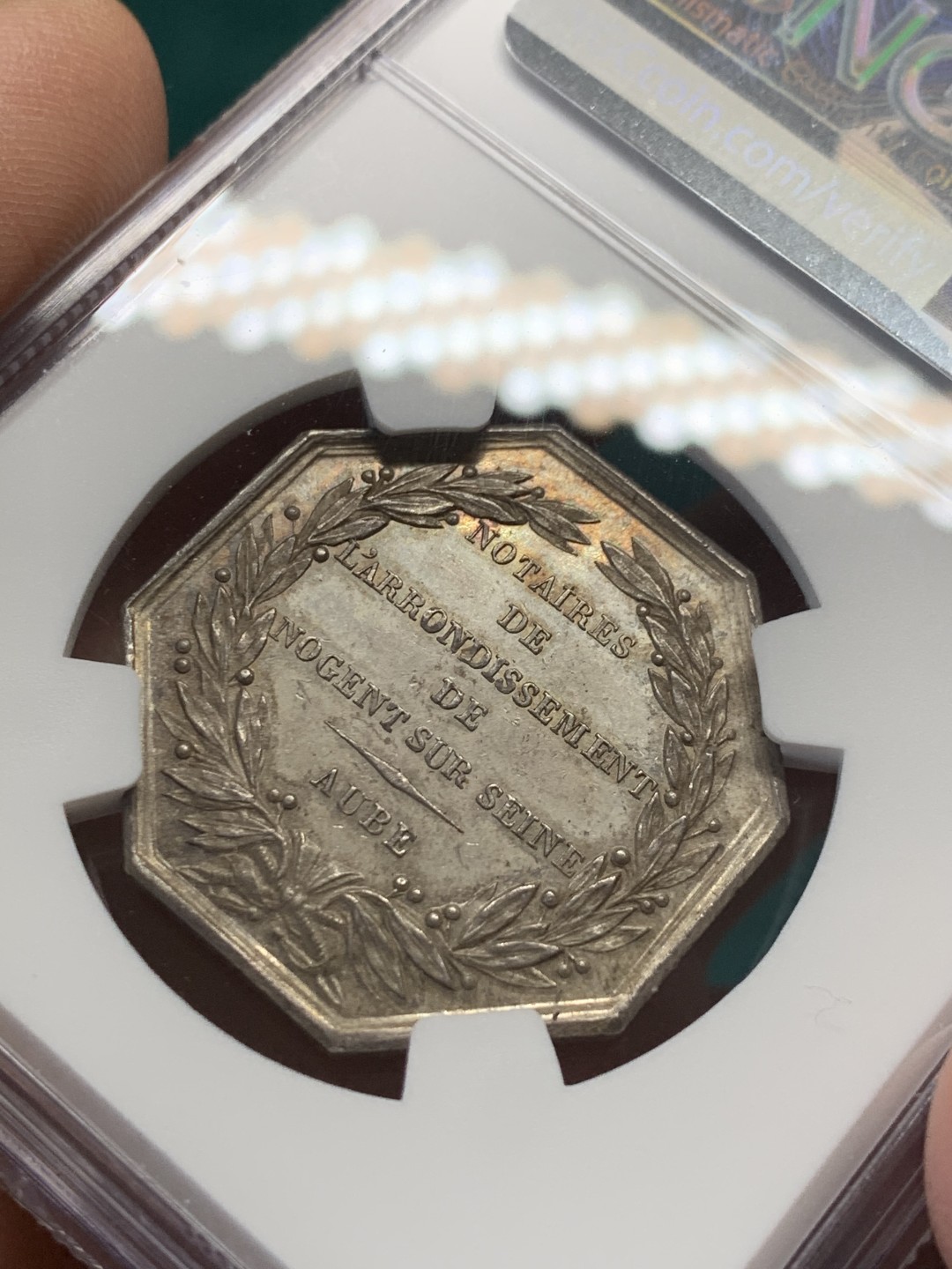 《竞宝斋》第148场-周日，周一 2场 (全场包邮) NGC-MS63 法国十九世纪 天平八角 JETON 银质 五彩包浆