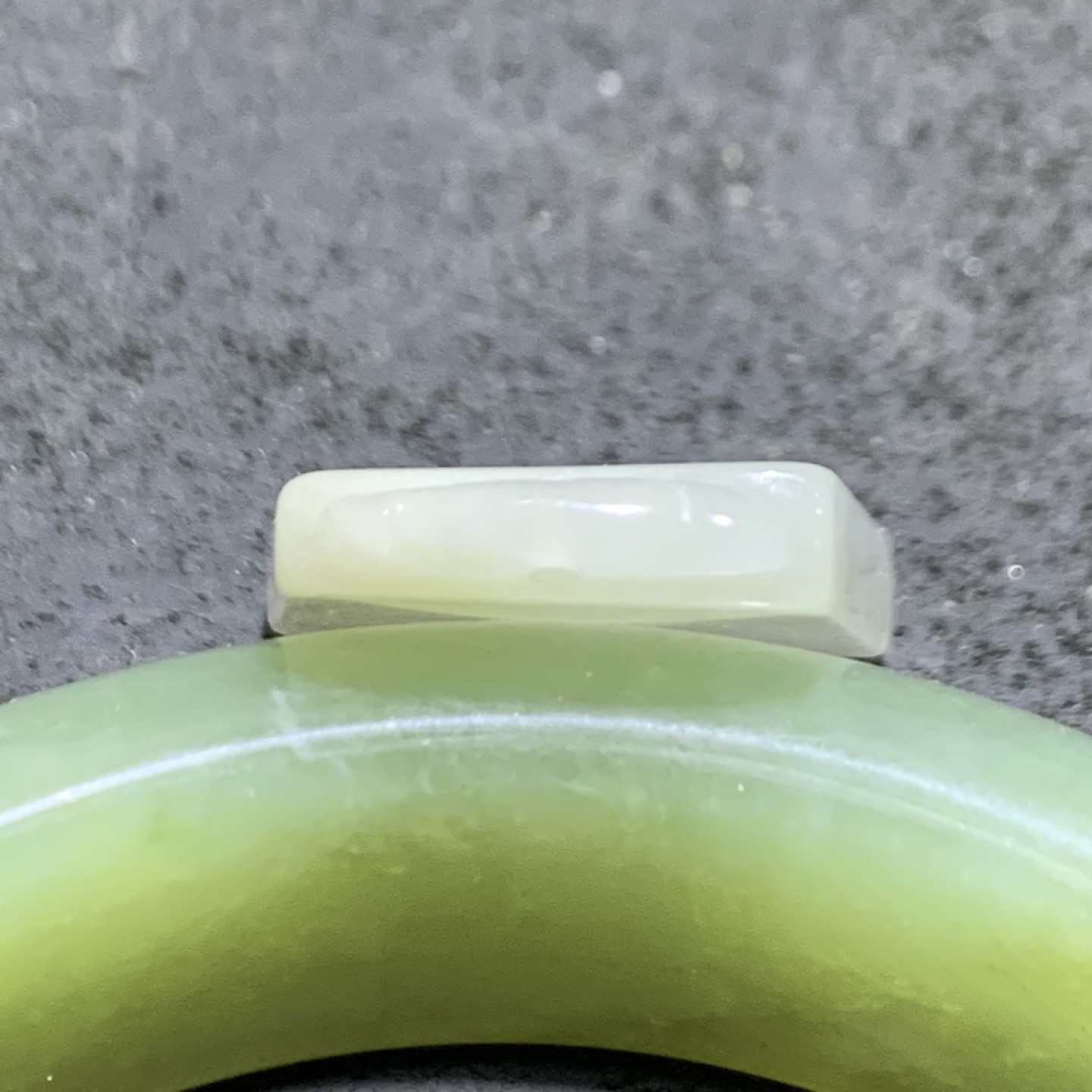 天然A货翡翠吊坠一个，