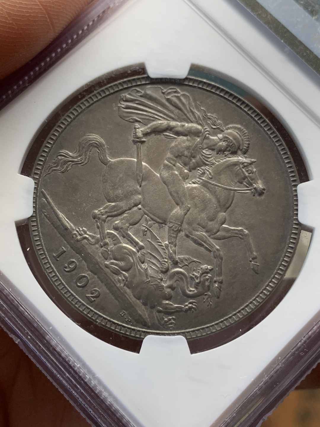 《竞宝斋》第148场-周日，周一 2场 (全场包邮) NGC-PF62Matte 英国1902年爱七马剑克朗，深色五彩包浆醇厚味道一流，自藏佳品