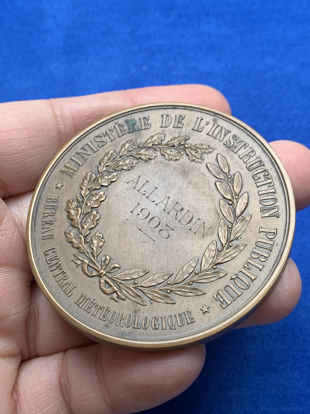 《竞宝斋》第148场-周日，周一 2场 (全场包邮) 法国 玛丽安娜 花环艺术 大铜章（原盒）直径：57mm  重量：89.8g  边铭：丰饶角+铜标 蓝圆盒