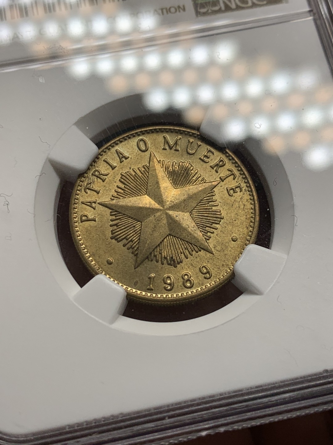 《竞宝斋》第148场-周日，周一 2场 (全场包邮) NGC-MS66 亚军分 古巴 1989年1比索五星黄铜币，流通版1比索，顶级高分，金光闪闪。复刻经典的五星设计