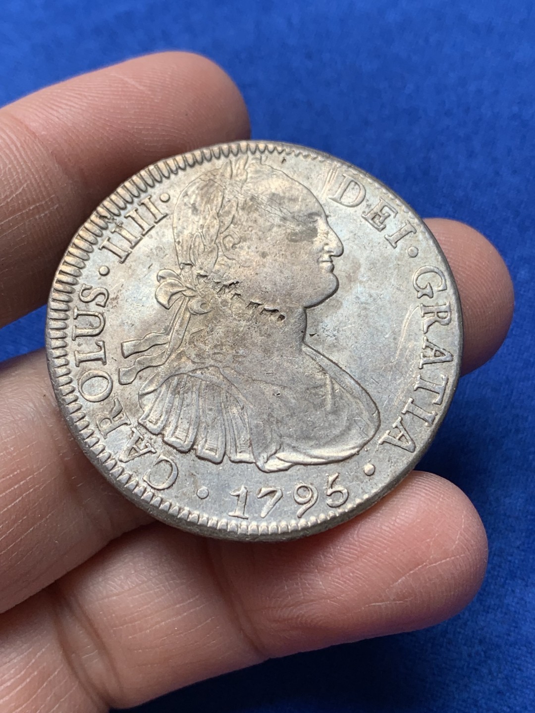 《竞宝斋》第148场-周日，周一 2场 (全场包邮) 墨西哥 1795年 卡洛斯四世 8R 双柱大银币 双面深打 脖子上有条项链痕迹 从背面痕迹来看 非人为 具体见图