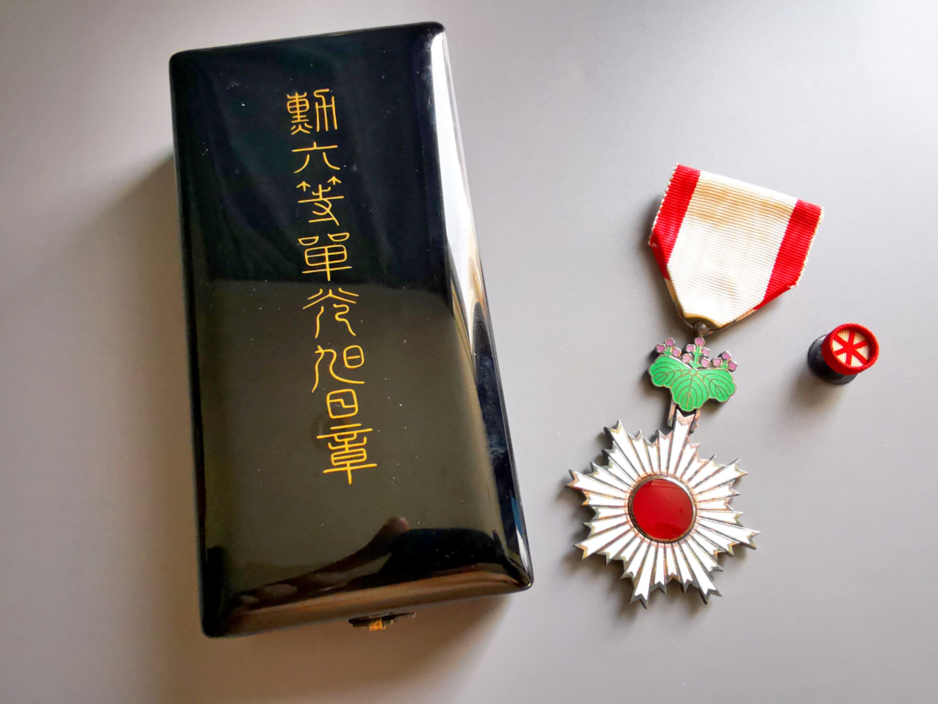 《崇甫堂》一勋章杂件专场VI 日本勋六等单光旭日章 银质 八宝烧工艺 原盒 带略章