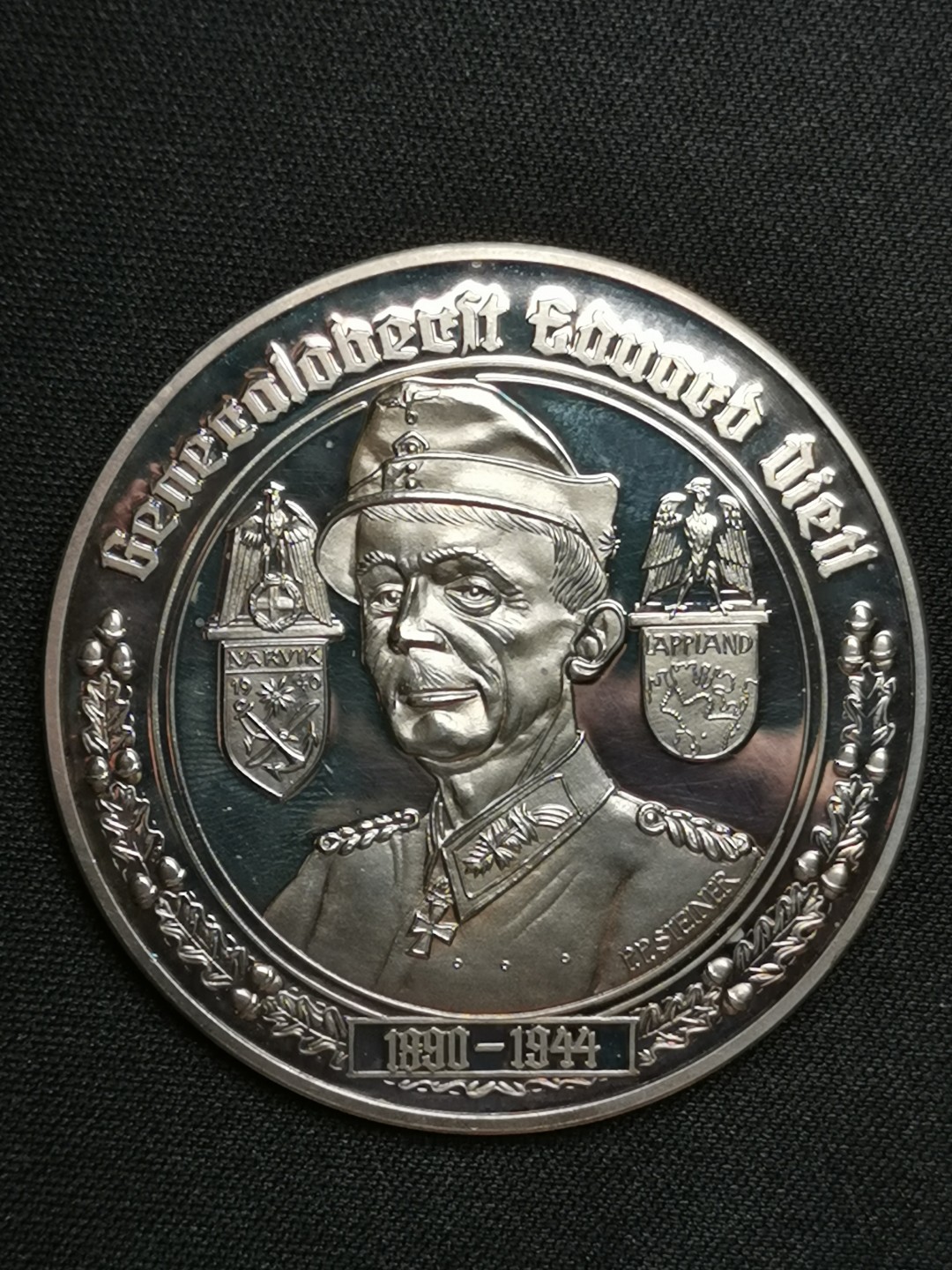 万国钱币拍卖第005期 第二次世界大战纪念章，1977年德国出品，一套共50枚，999高银，在主要战役、高级将领、新式武器等方面介绍了二战期间的战争历程，背面统一设计（见末图），可以视为钱币版的二战纪实录。统一直径50MM，重量35G，精制喷砂光边工艺制作，总重量达到1750KG。