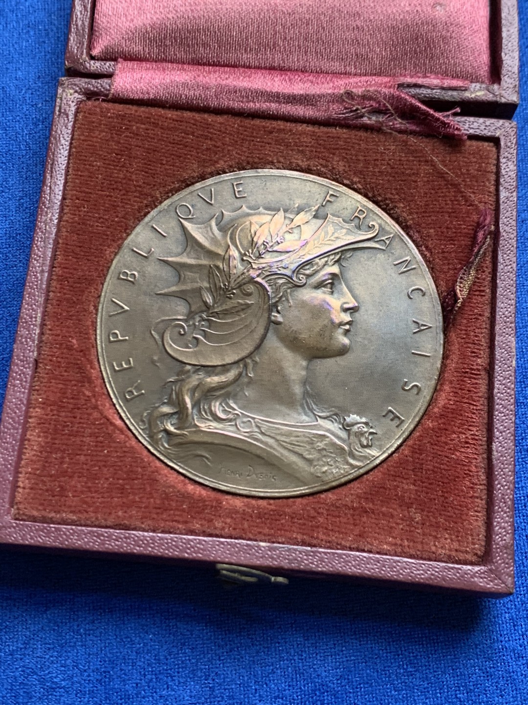 《竞宝斋》第148场-周日，周一 2场 (全场包邮) 法国 玛丽安娜 海马头盔射击铜章（原盒） 直径：50mm  重量：54.4g  边铭：丰饶角+铜标 红方盒